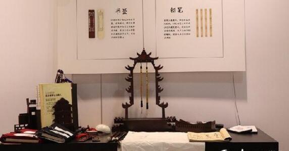 武汉大学生设计黄鹤楼造型毛笔架获专利